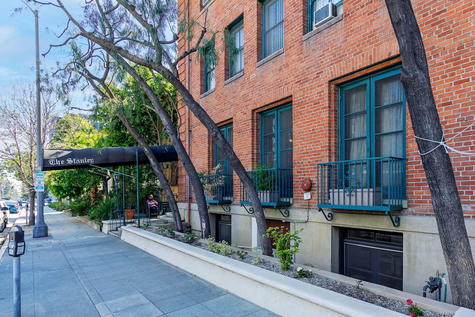 Pasadena Apartment: 149 S Los Robles Ave