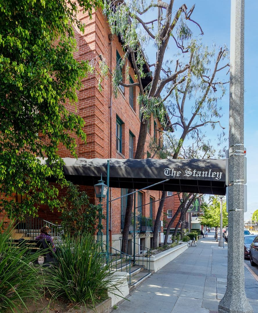 Pasadena Apartment: 149 S Los Robles Ave