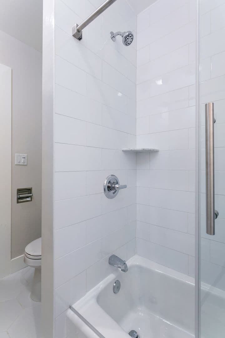 Pasadena Apartment: 149 S Los Robles Ave