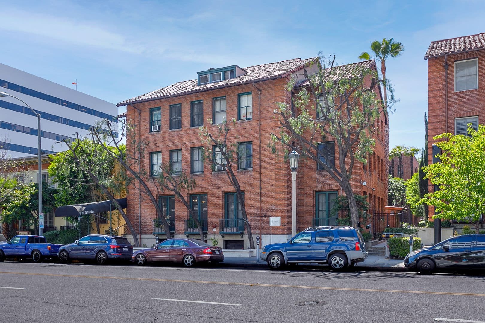 Pasadena Apartment: 149 S Los Robles Ave