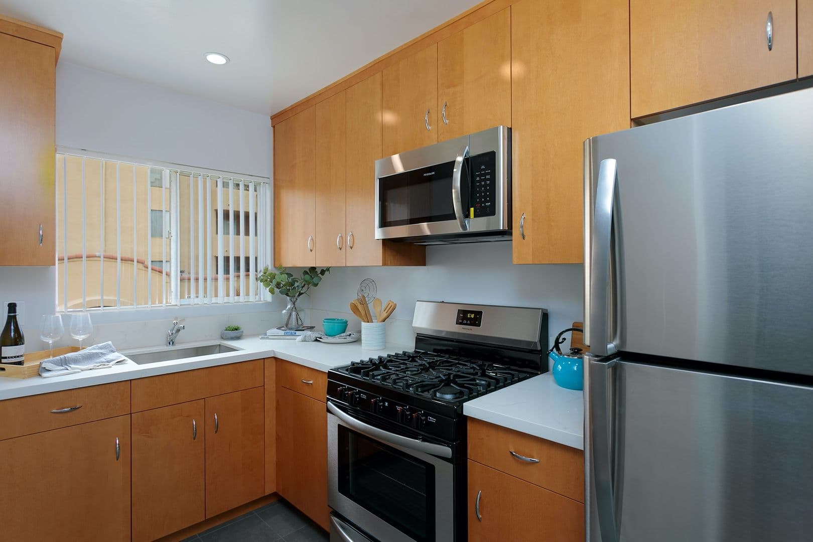 Pasadena Apartment: 530 S Los Robles Ave