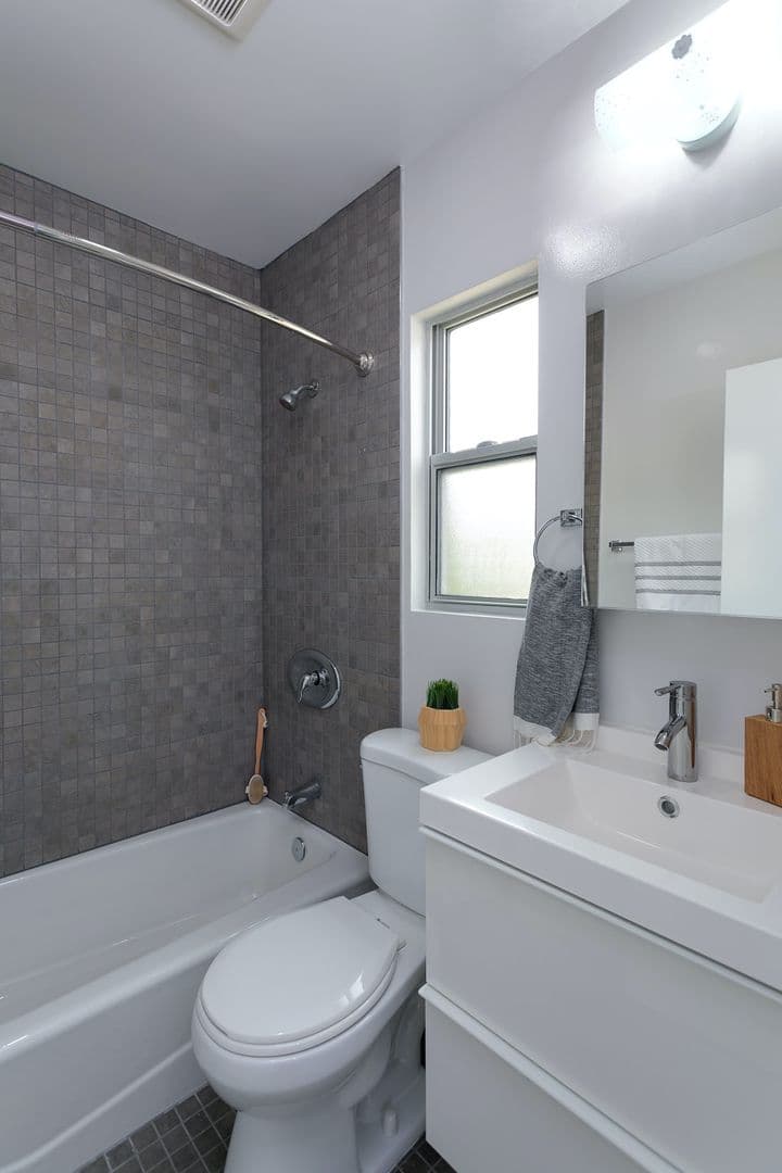Pasadena Apartment: 530 S Los Robles Ave