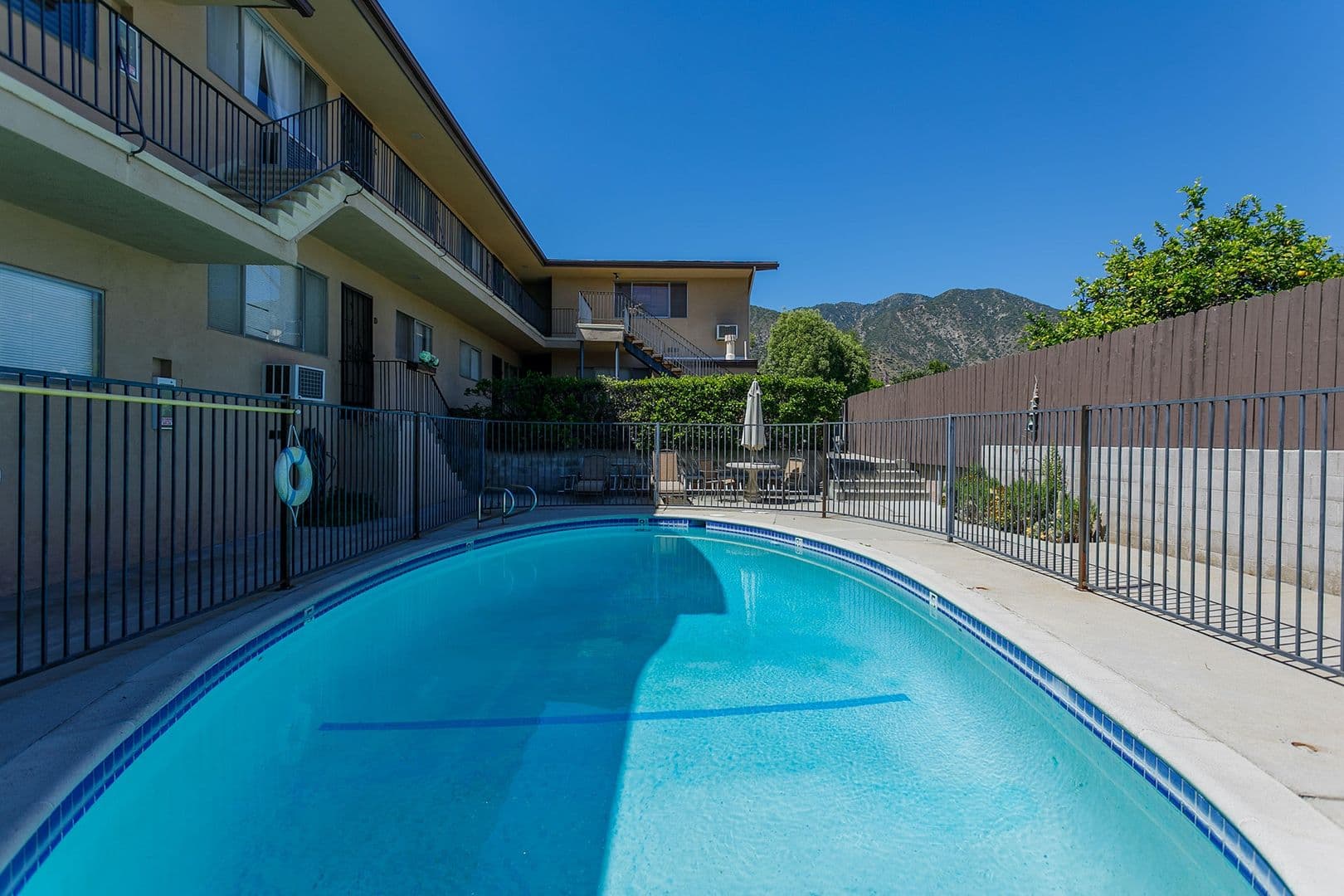Sierra Madre Apartment: 51 Esperanza Ave