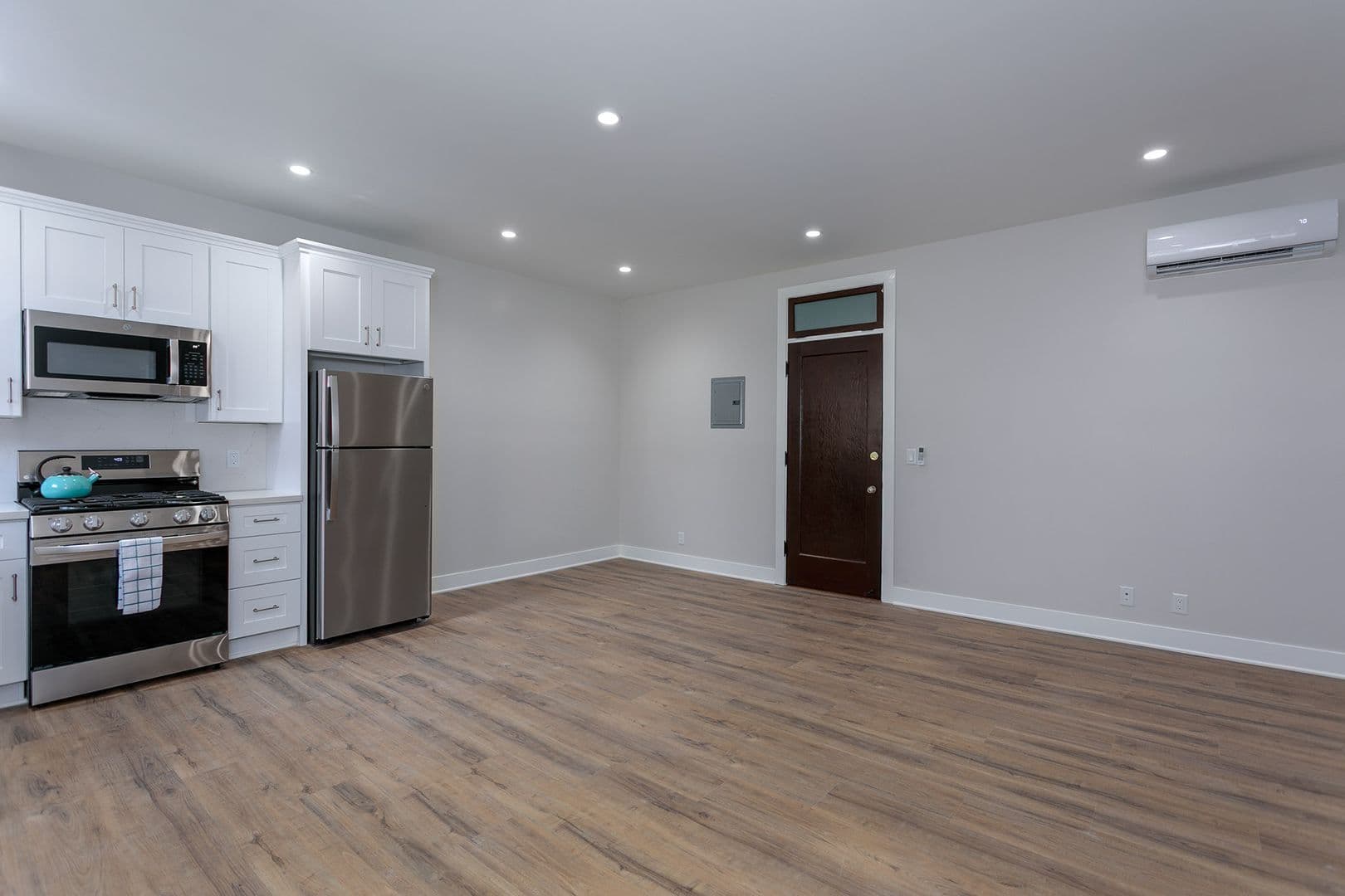 Pasadena Apartment: 149 S Los Robles Ave