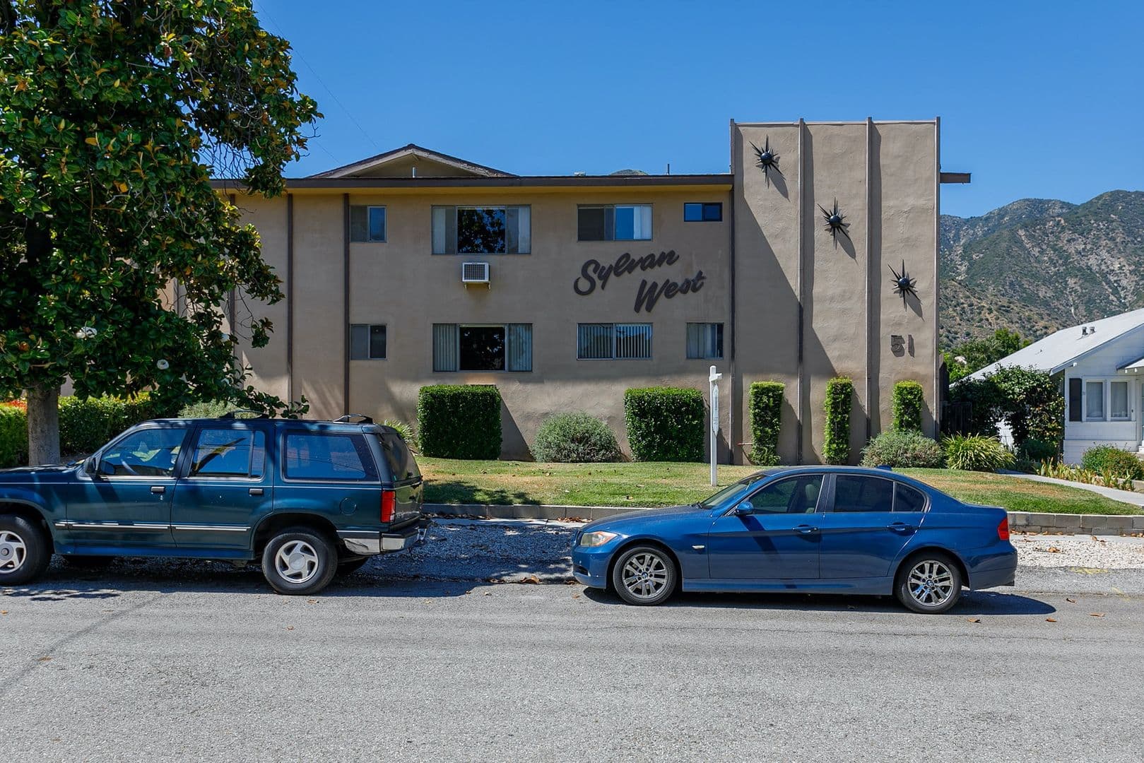 Sierra Madre Apartment: 51 Esperanza Ave