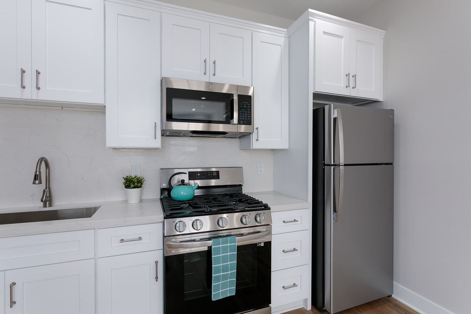 Pasadena Apartment: 149 S Los Robles Ave