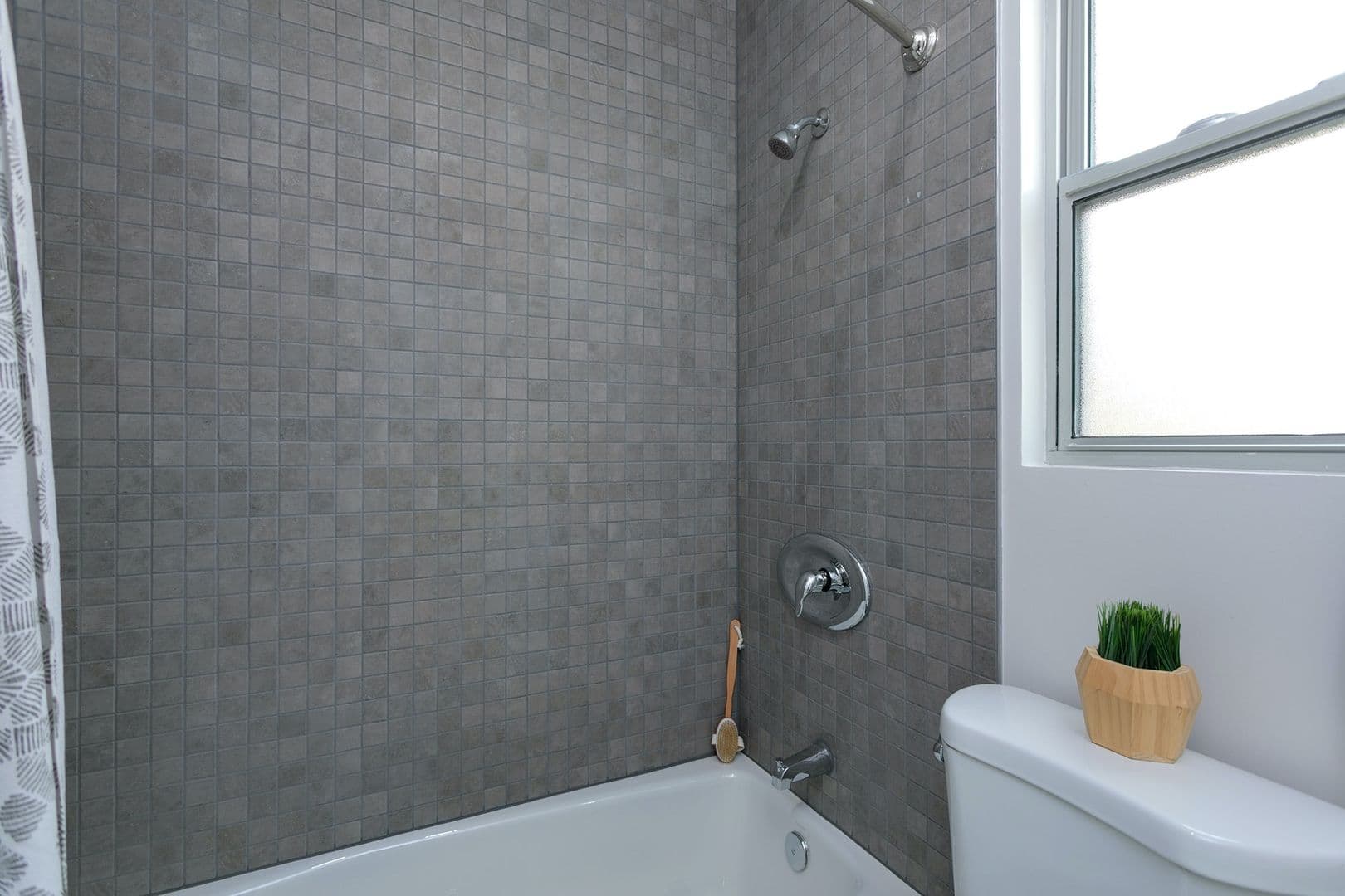 Pasadena Apartment: 530 S Los Robles Ave