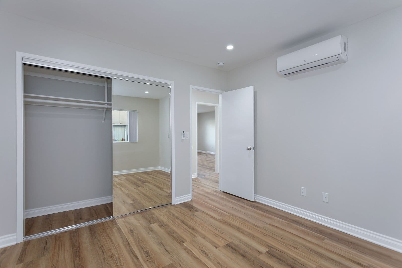 Sierra Madre Apartment: 51 Esperanza Ave