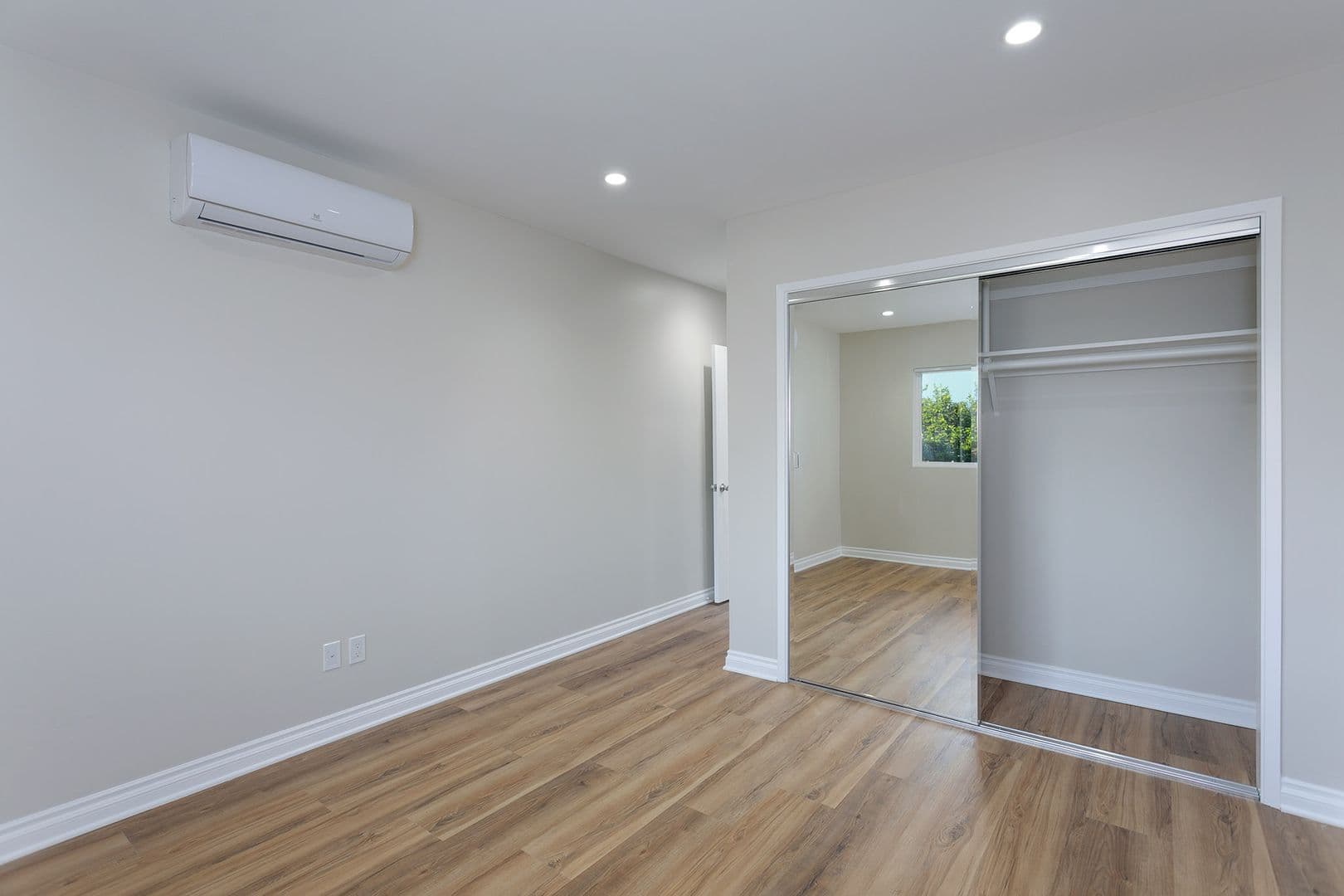 Sierra Madre Apartment: 51 Esperanza Ave