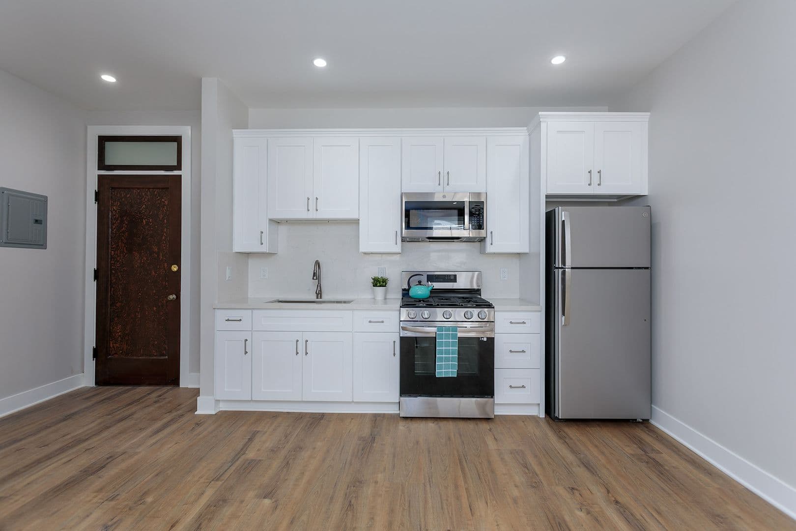 Pasadena Apartment: 149 S Los Robles Ave