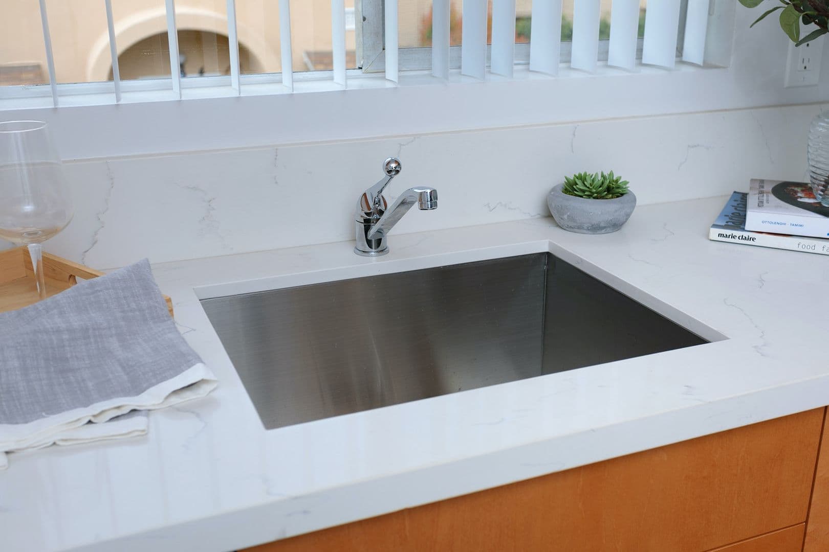 Pasadena Apartment: 530 S Los Robles Ave