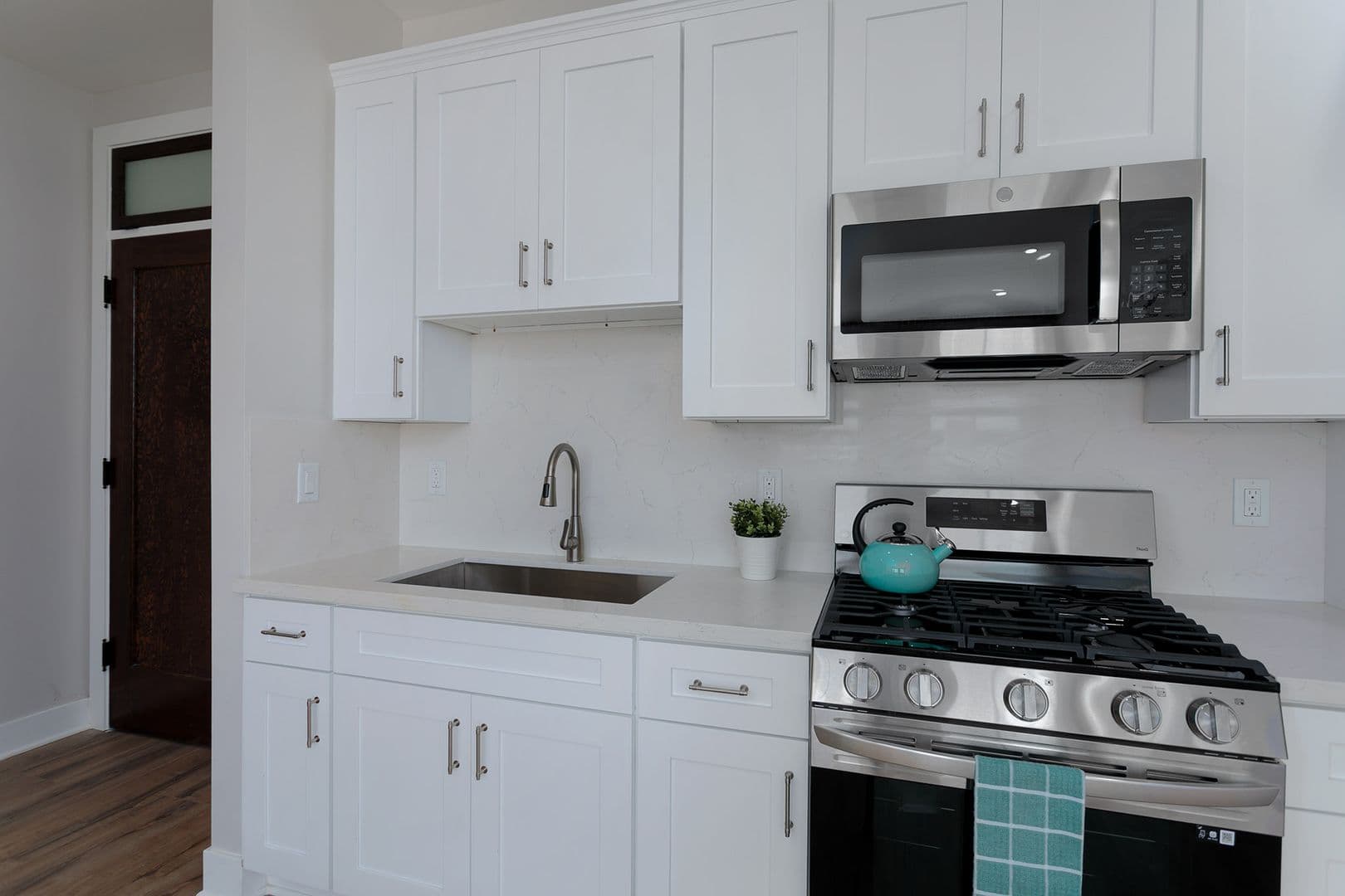 Pasadena Apartment: 149 S Los Robles Ave