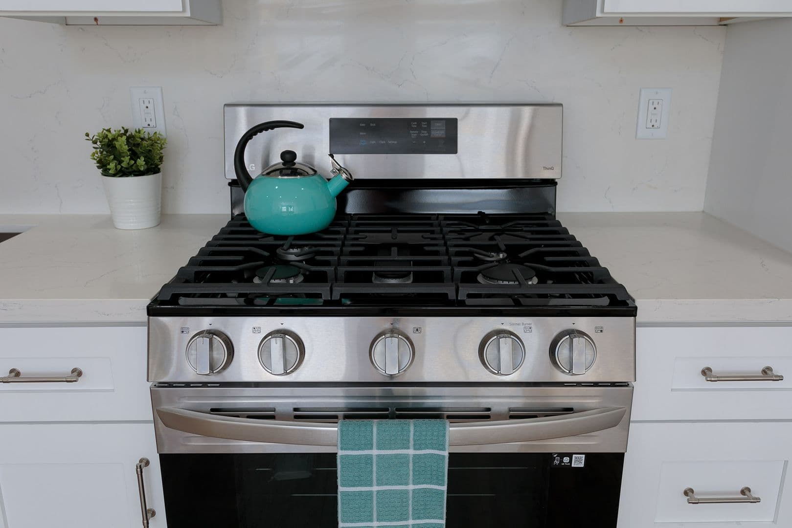 Pasadena Apartment: 149 S Los Robles Ave