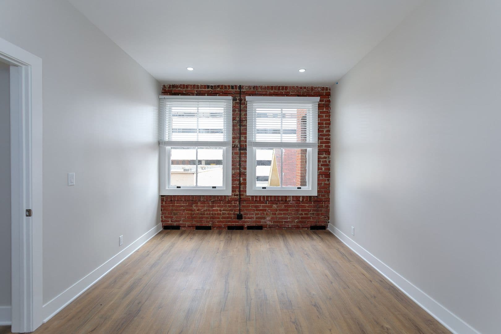Pasadena Apartment: 149 S Los Robles Ave