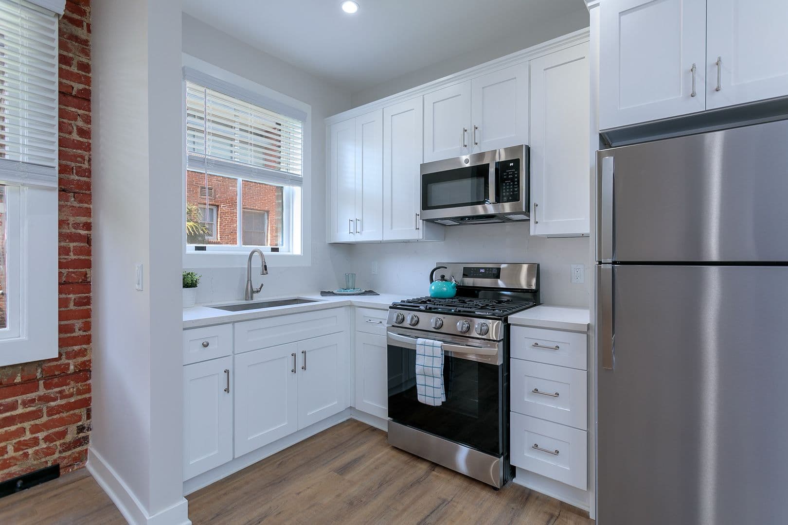 Pasadena Apartment: 149 S Los Robles Ave
