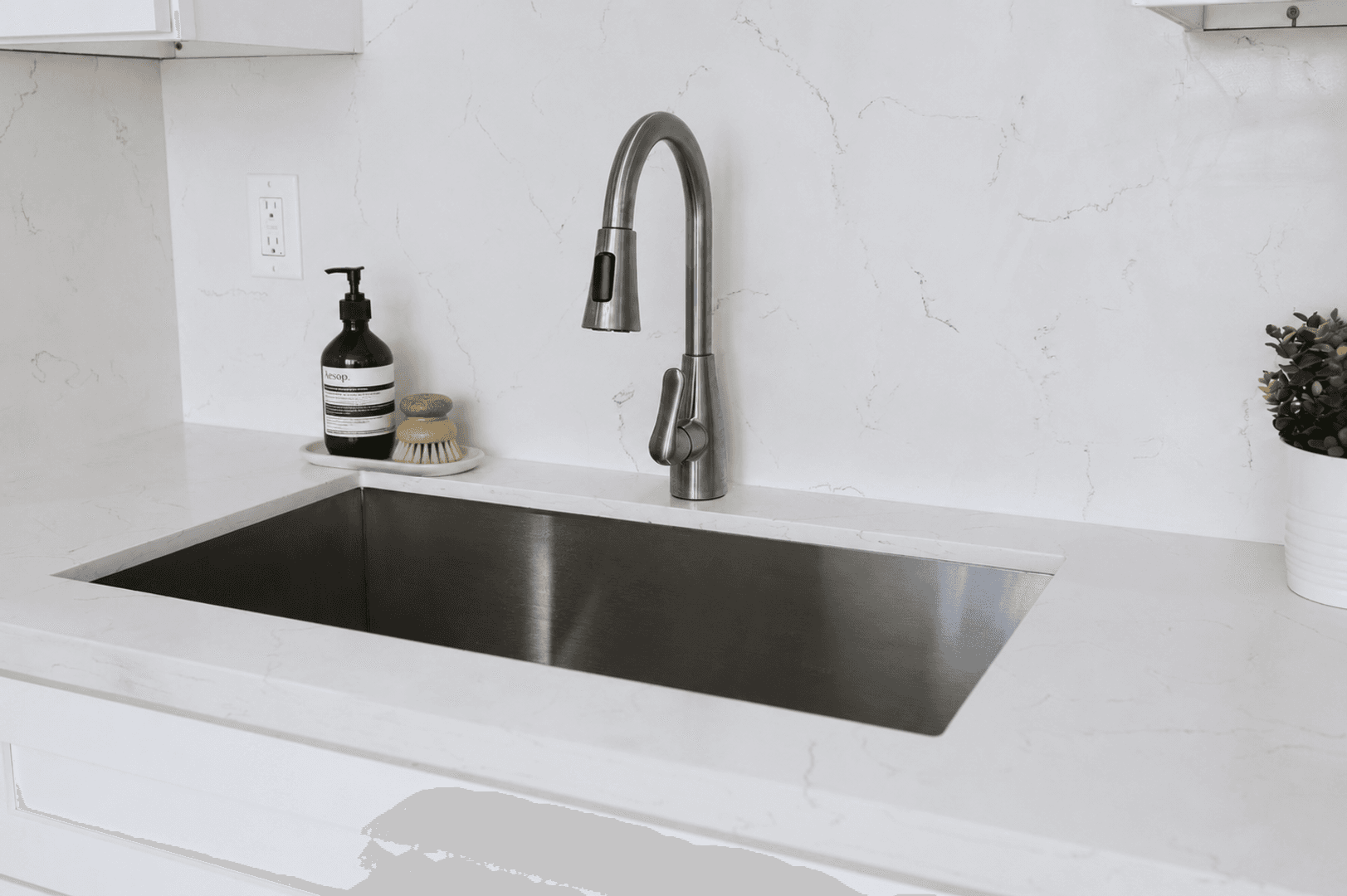 Pasadena Apartment: 149 S Los Robles Ave