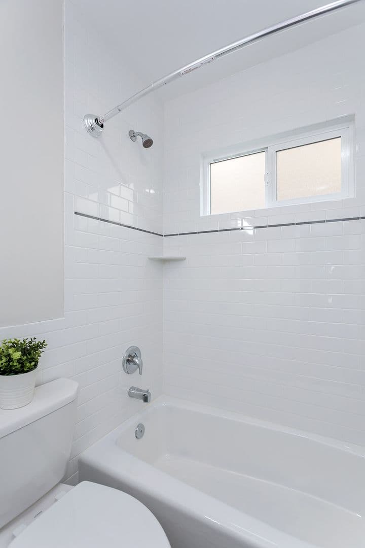 Sierra Madre Apartment: 51 Esperanza Ave