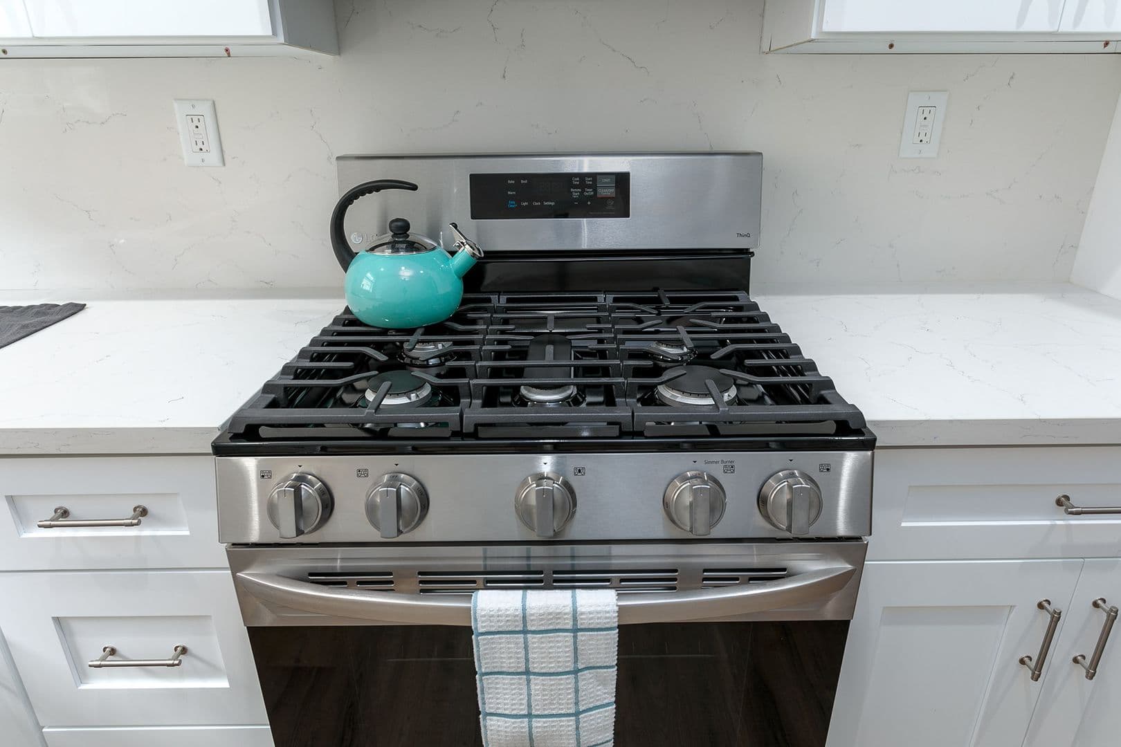 Pasadena Apartment: 149 S Los Robles Ave