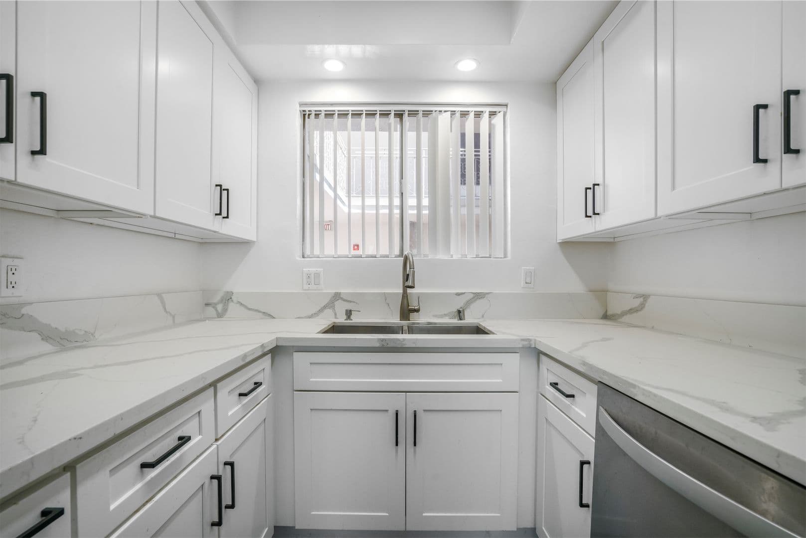 West Hollywood Apartment: 1030 N Orange Grove Ave.