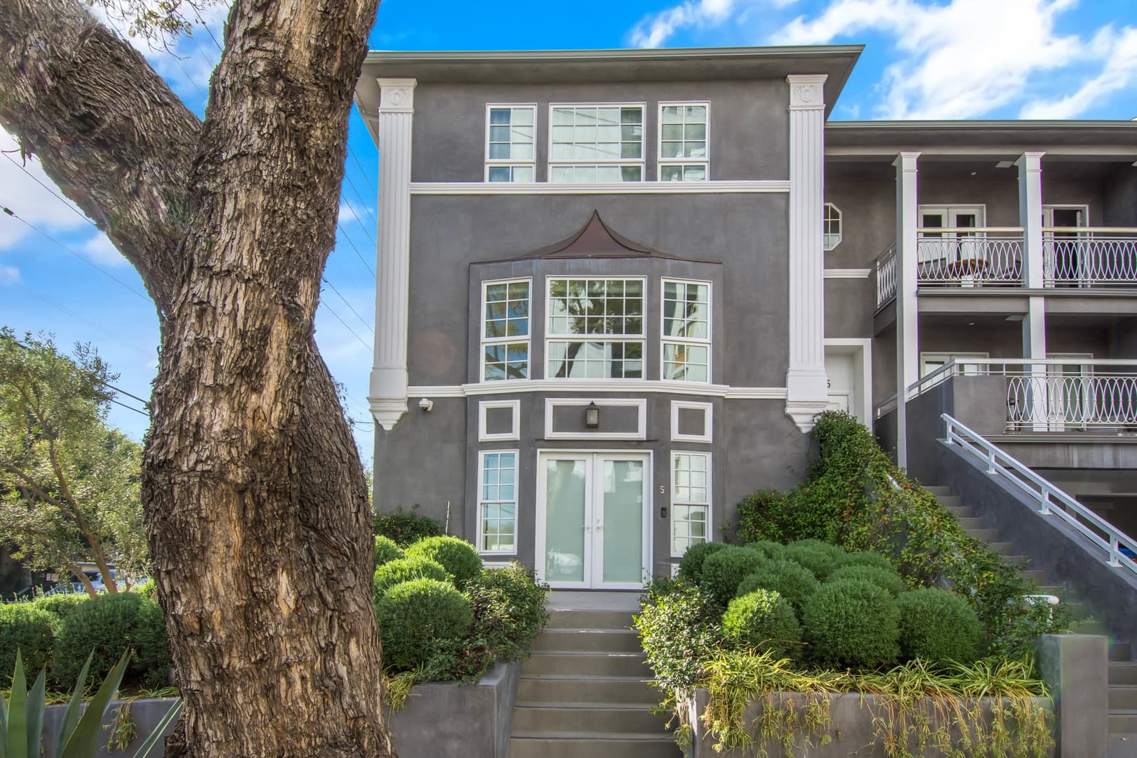 West Hollywood Apartment: 1105 Alta Loma Rd