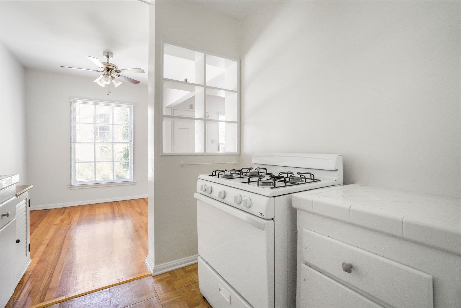 West Hollywood Apartment: 8551-8561 Holloway Dr