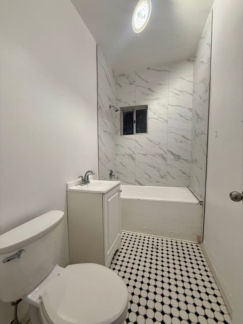Los Angeles Apartment: 146 - 150 Douglas St