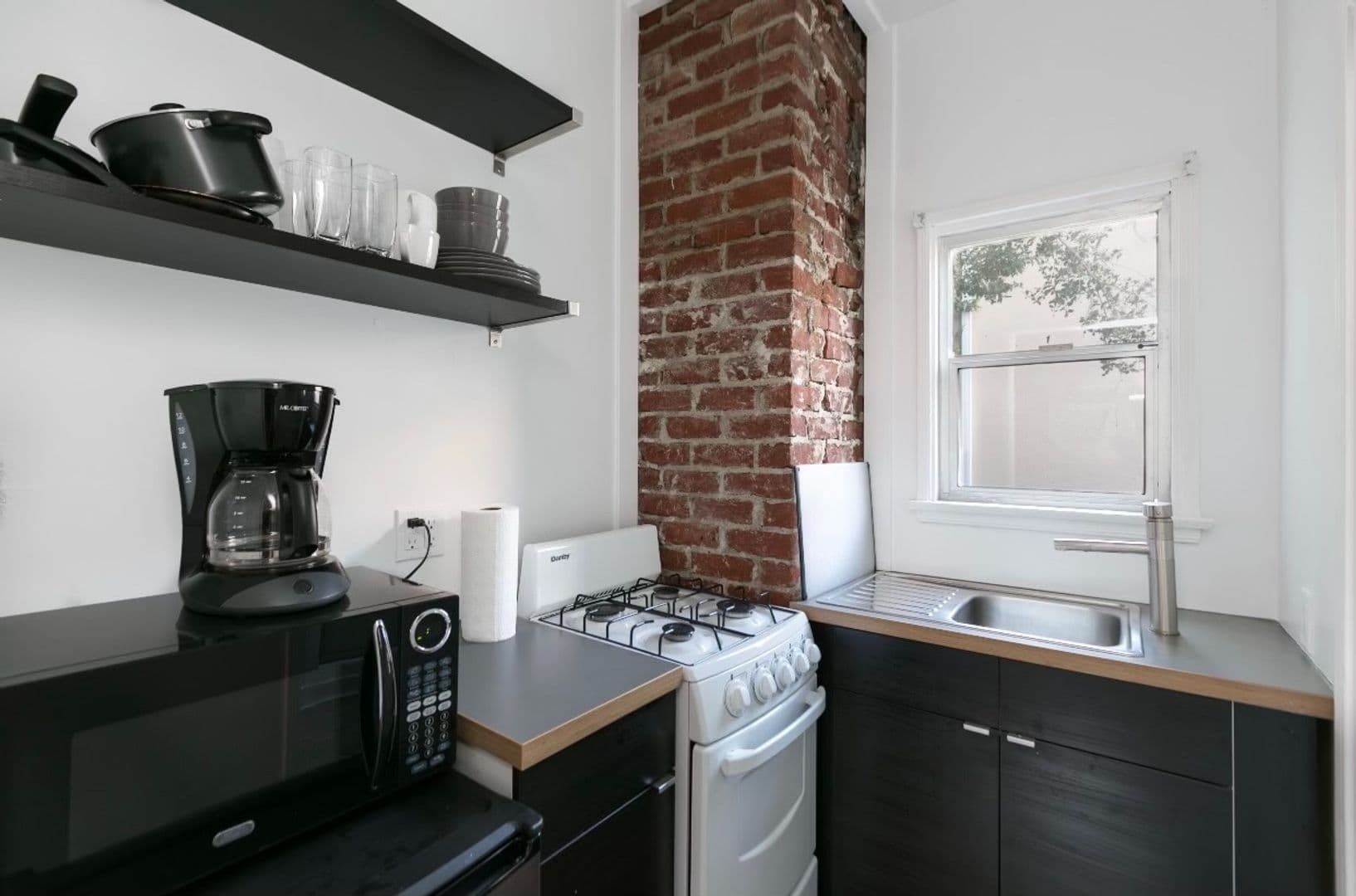West Hollywood Apartment: 963 N. Doheny Dr.