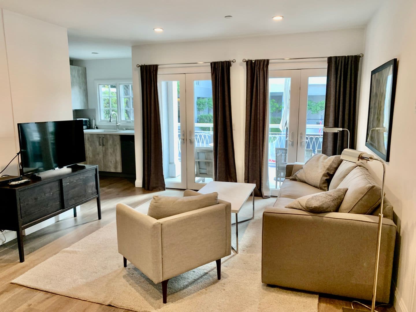 West Hollywood Apartment: 1105 Alta Loma Rd
