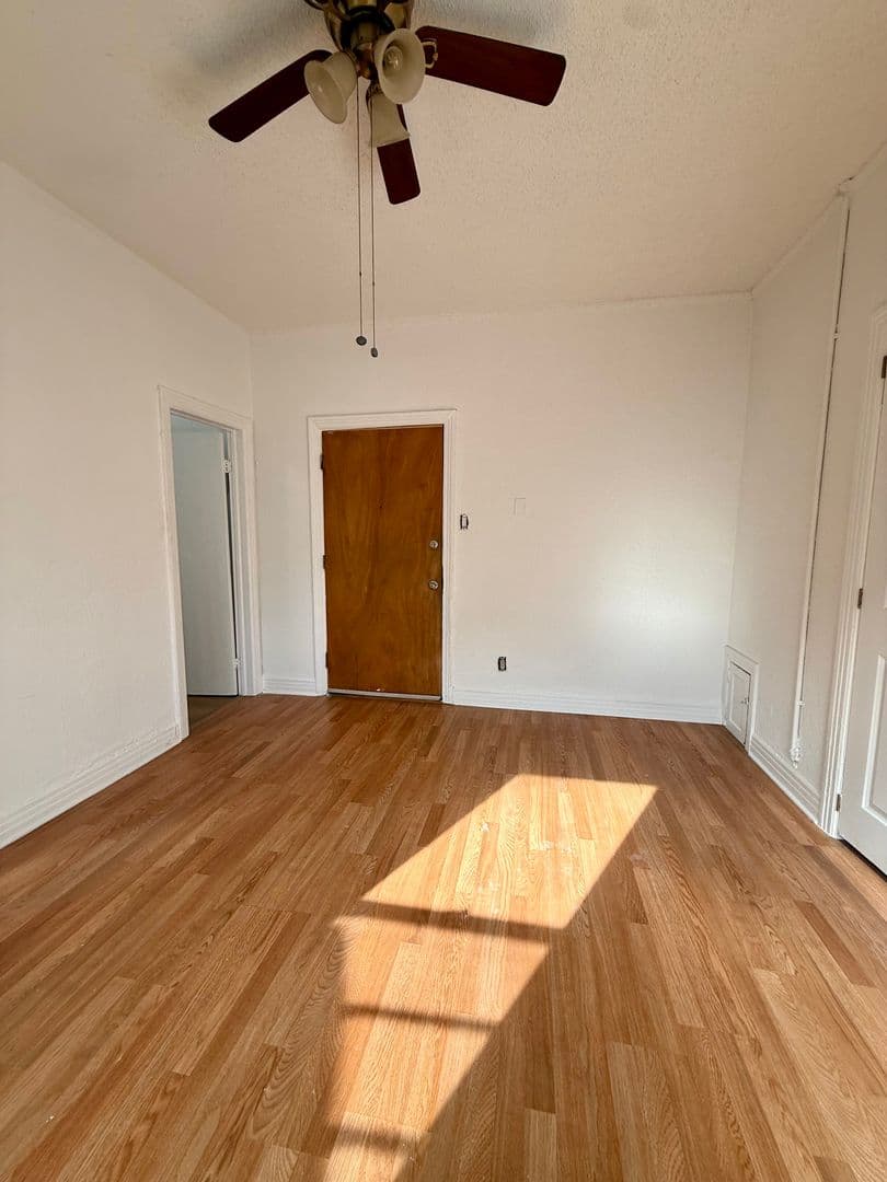 Los Angeles Apartment: 146 - 150 Douglas St