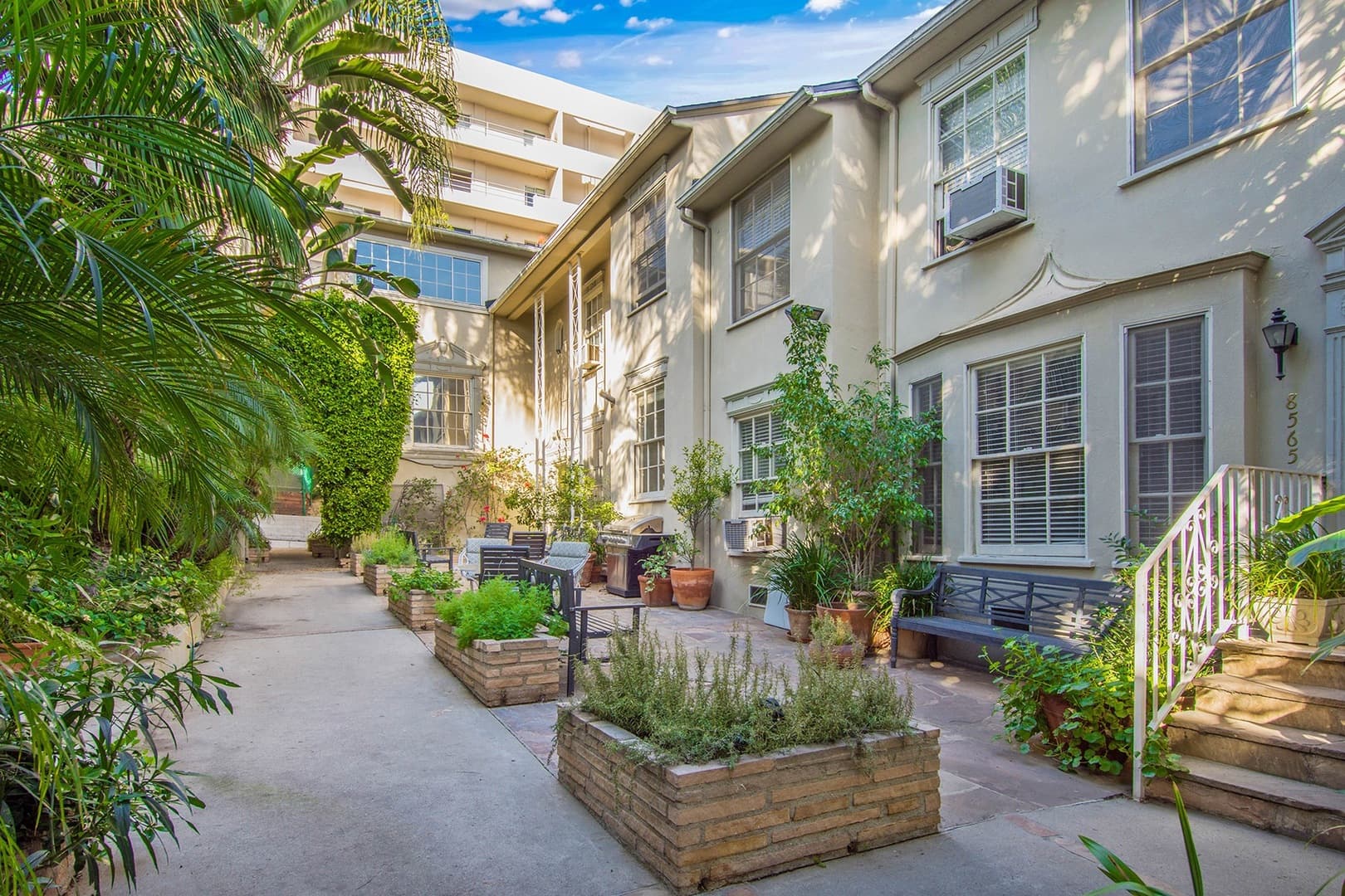 West Hollywood Apartment: 8563-8569 Holloway Dr.
