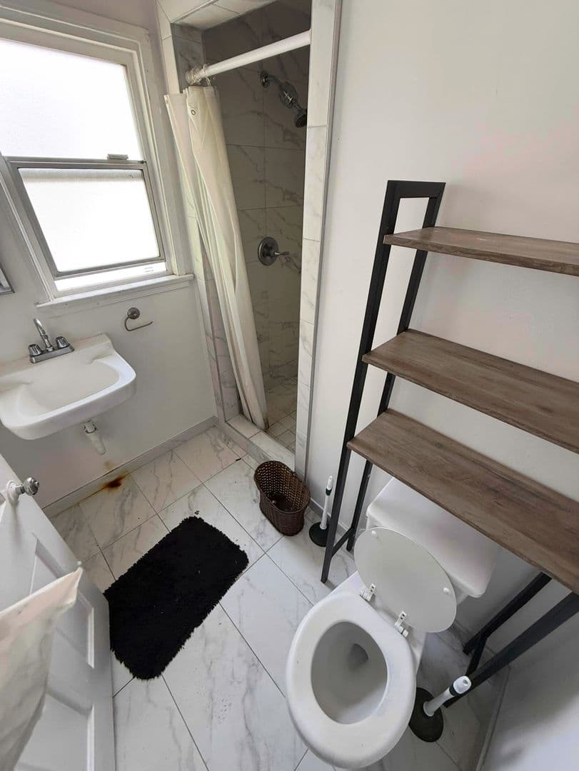 West Hollywood Apartment: 963 N. Doheny Dr.