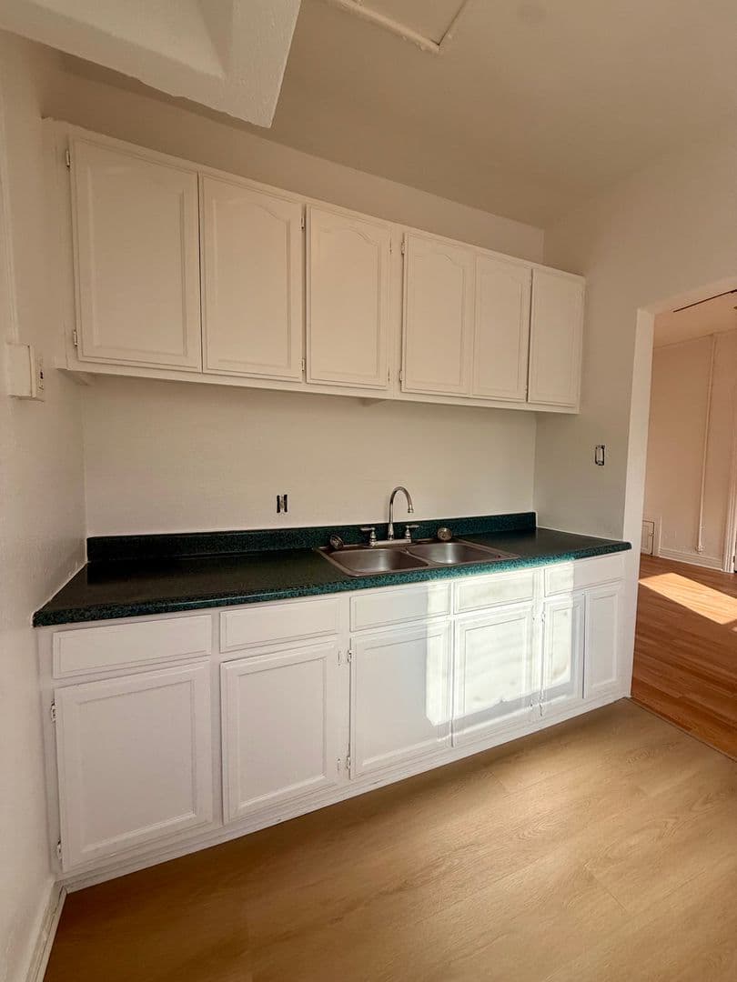 Los Angeles Apartment: 146 - 150 Douglas St