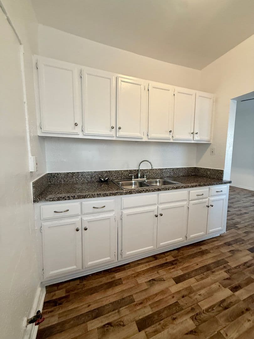 Los Angeles Apartment: 146 - 150 Douglas St