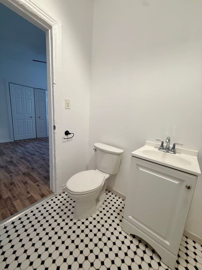 Los Angeles Apartment: 146 - 150 Douglas St
