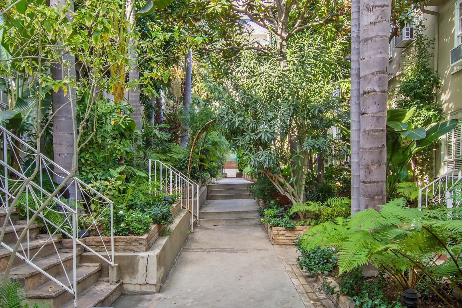 West Hollywood Apartment: 8563-8569 Holloway Dr.