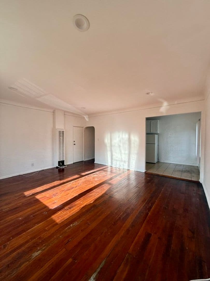 Los Angeles Apartment: 1534 Winona Blvd.