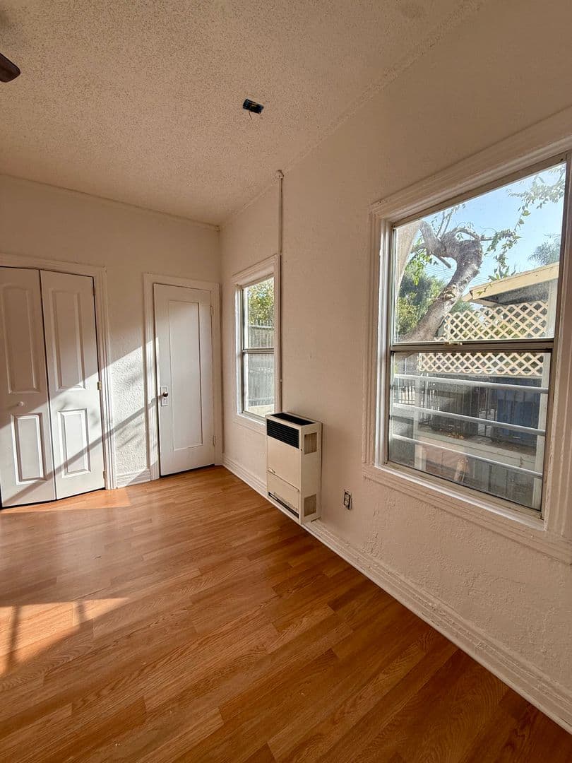 Los Angeles Apartment: 146 - 150 Douglas St