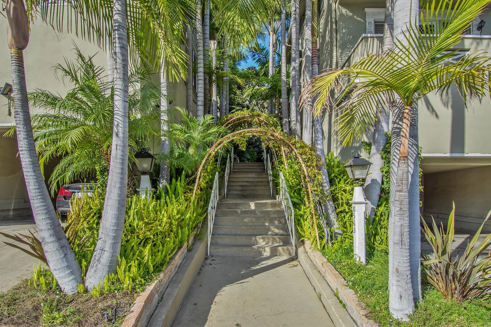 West Hollywood Apartment: 8563-8569 Holloway Dr.