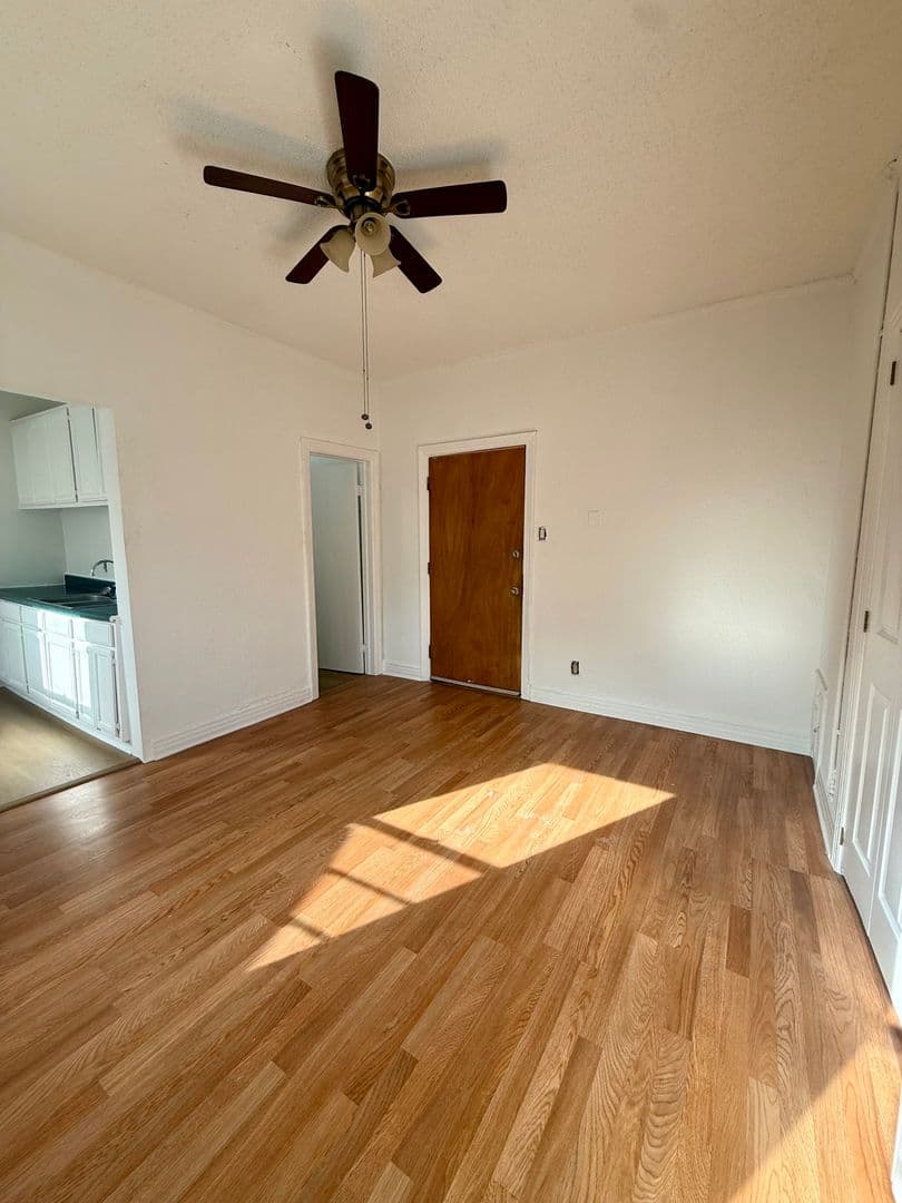 Los Angeles Apartment: 146 - 150 Douglas St