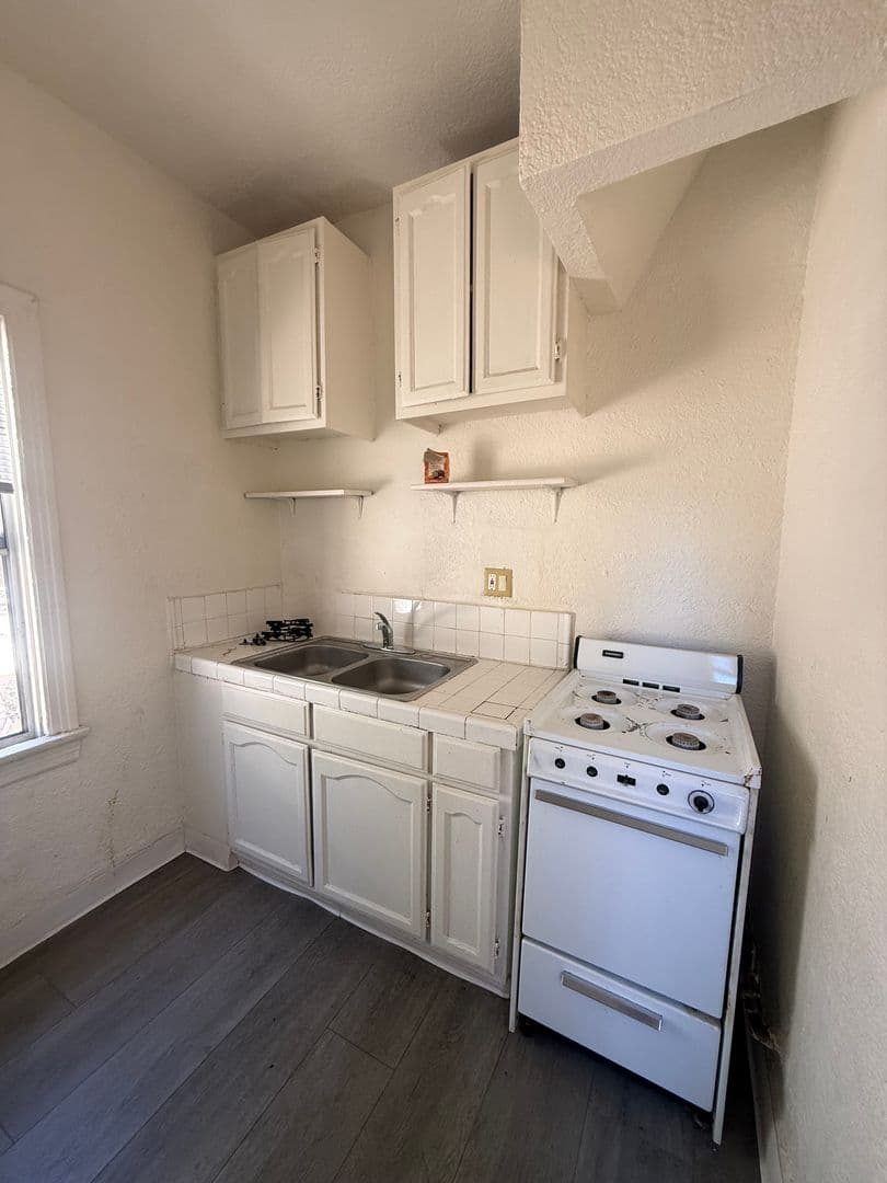 Los Angeles Apartment: 146 - 150 Douglas St
