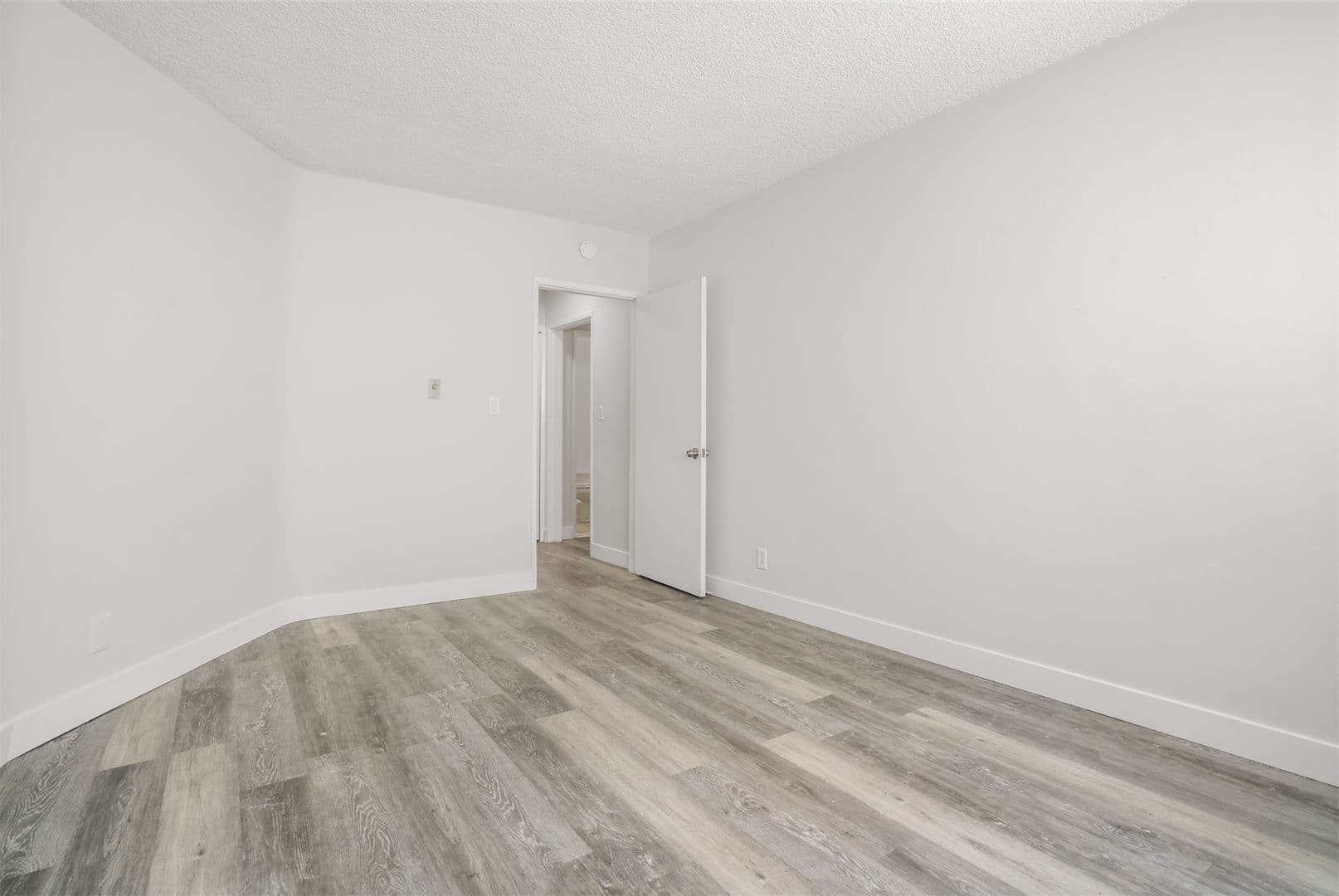 West Hollywood Apartment: 1030 N Orange Grove Ave.