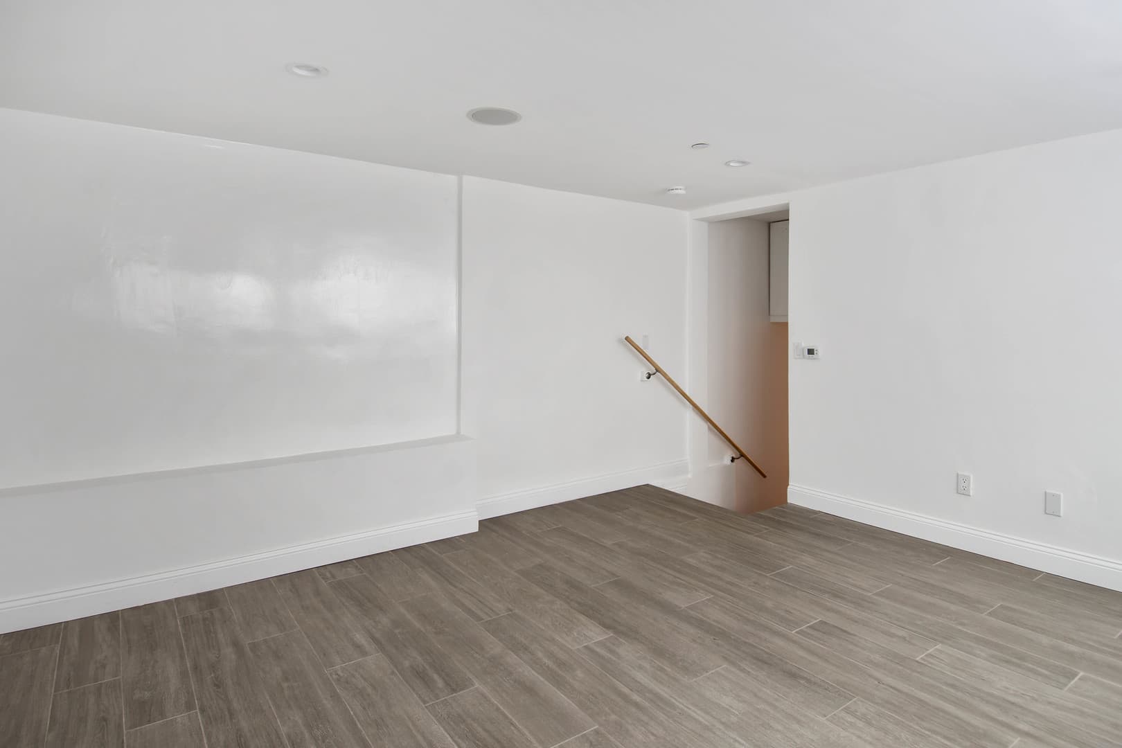 West Hollywood Apartment: 1105 Alta Loma Rd