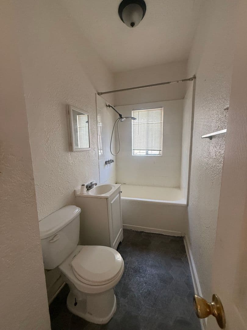 Los Angeles Apartment: 146 - 150 Douglas St