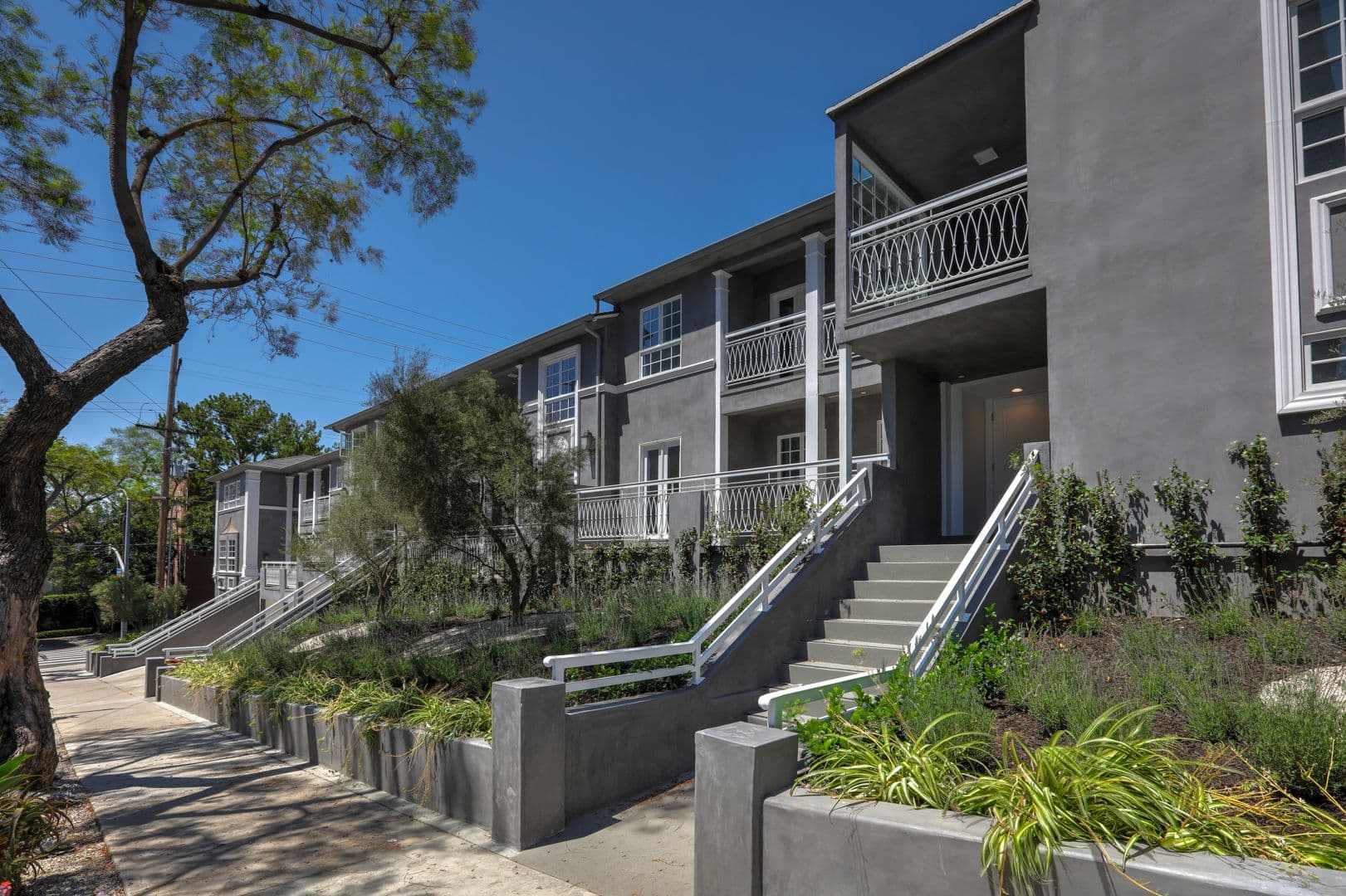 West Hollywood Apartment: 1105 Alta Loma Rd