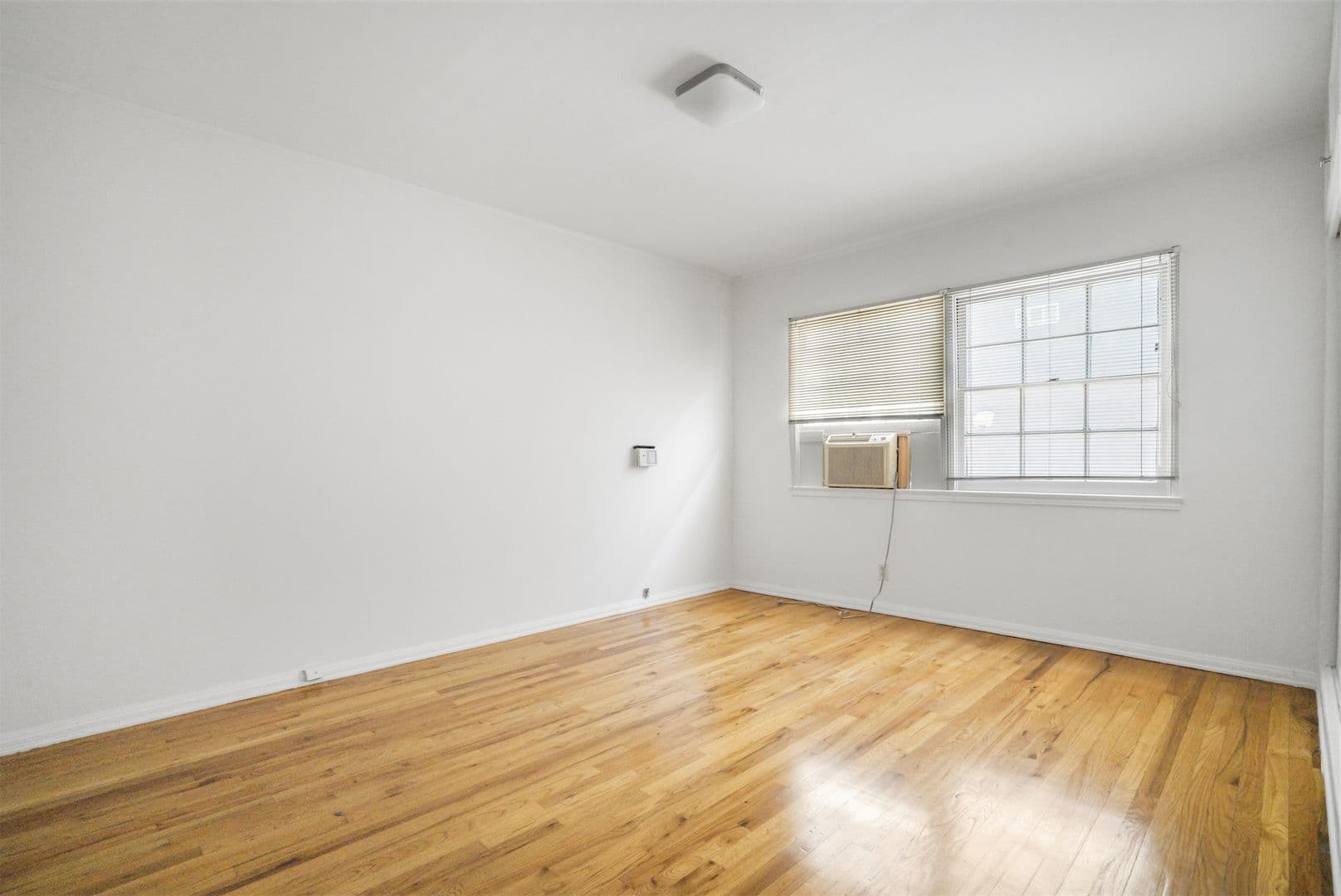 West Hollywood Apartment: 8551-8561 Holloway Dr