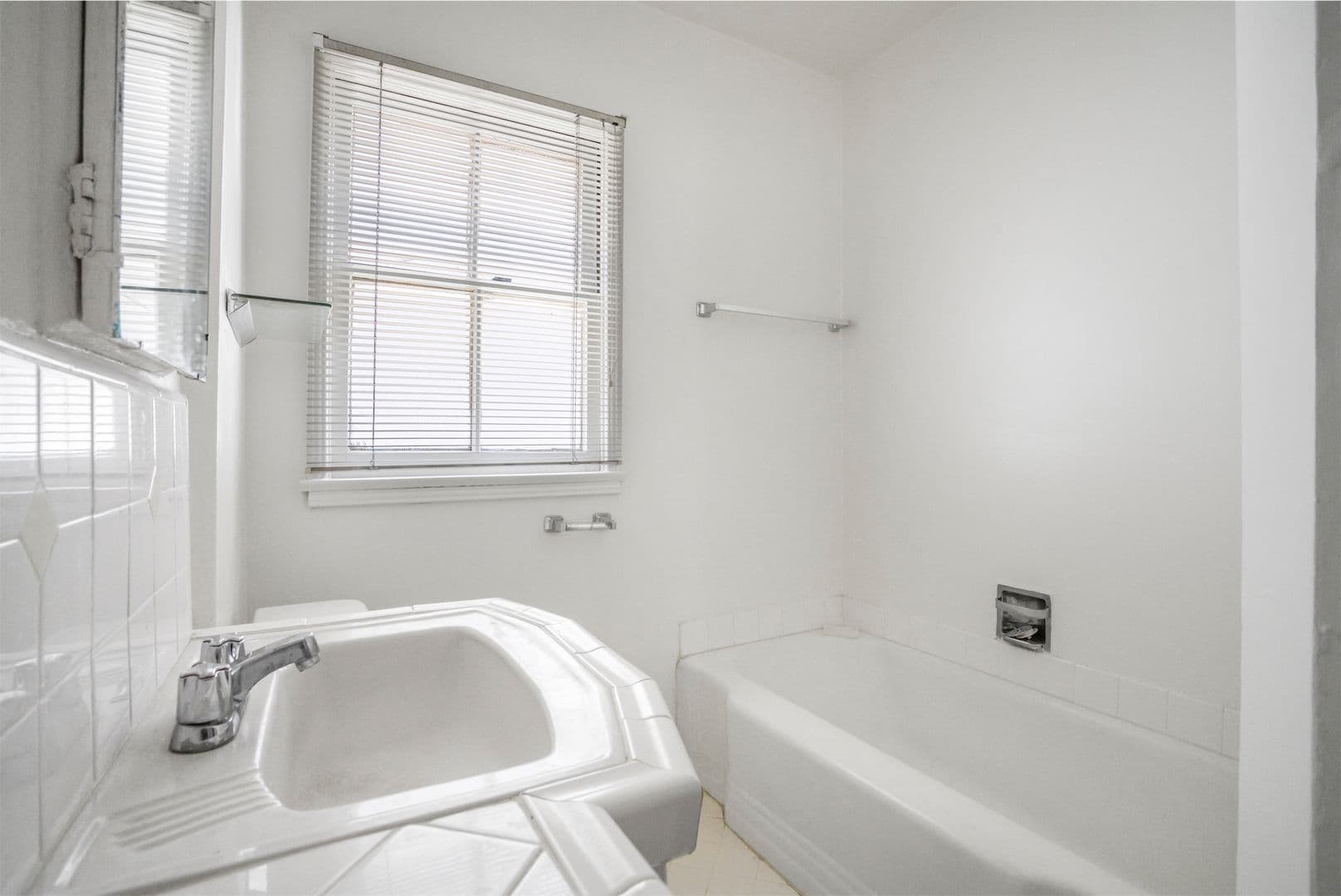 West Hollywood Apartment: 8551-8561 Holloway Dr