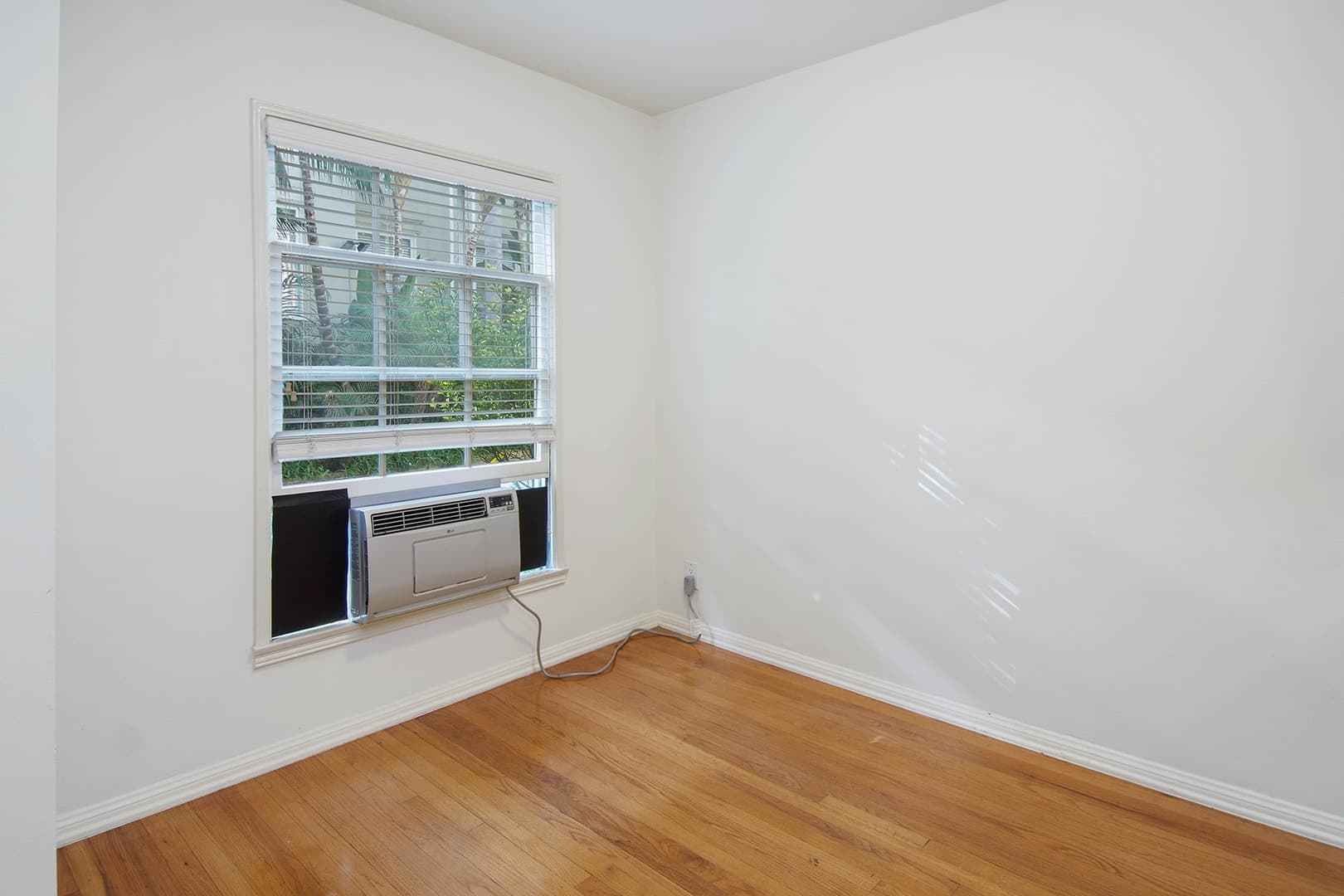 West Hollywood Apartment: 8563-8569 Holloway Dr.