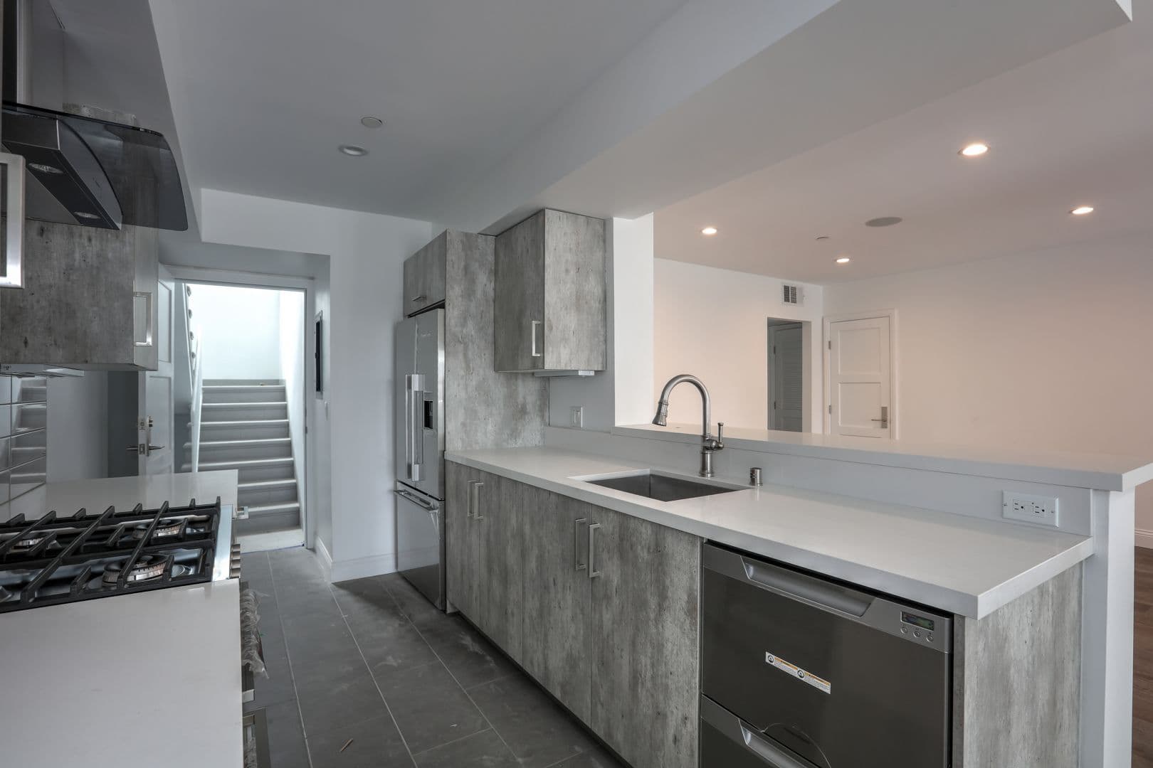 West Hollywood Apartment: 1105 Alta Loma Rd