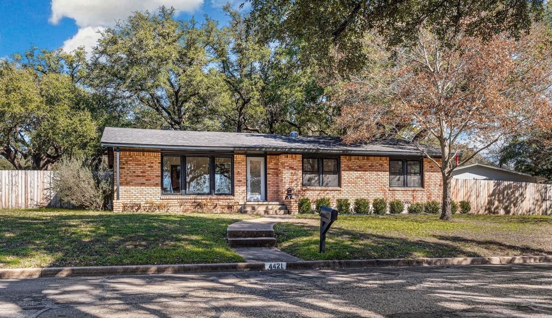 Waco House: 4421 Cedar Mountain Dr