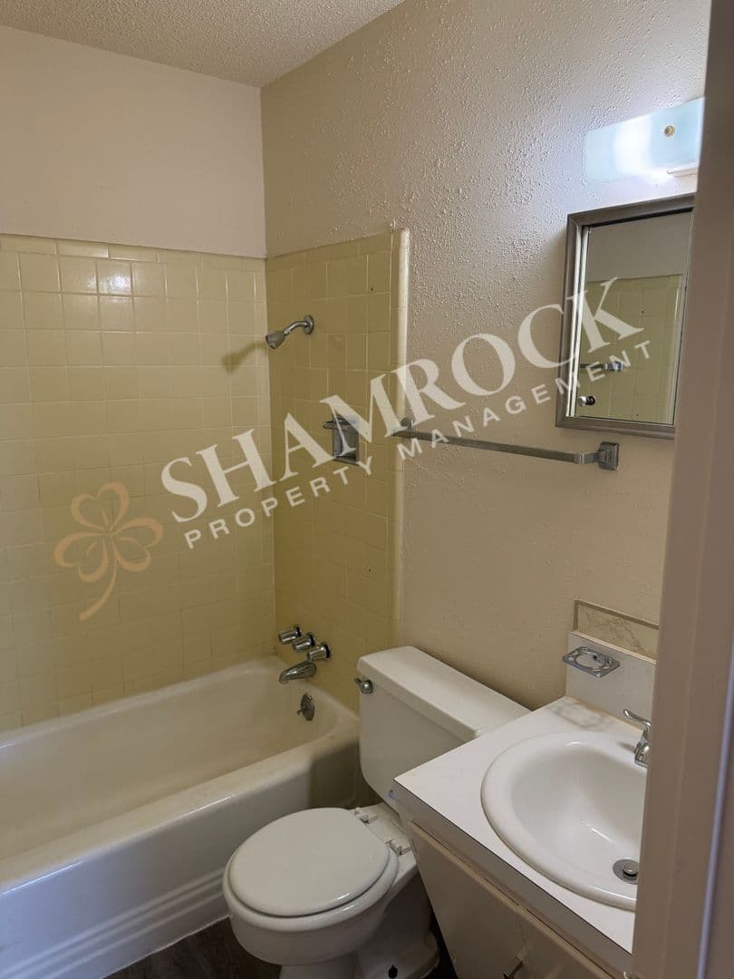 Waco House: 5015 Lakeland Circle #204
